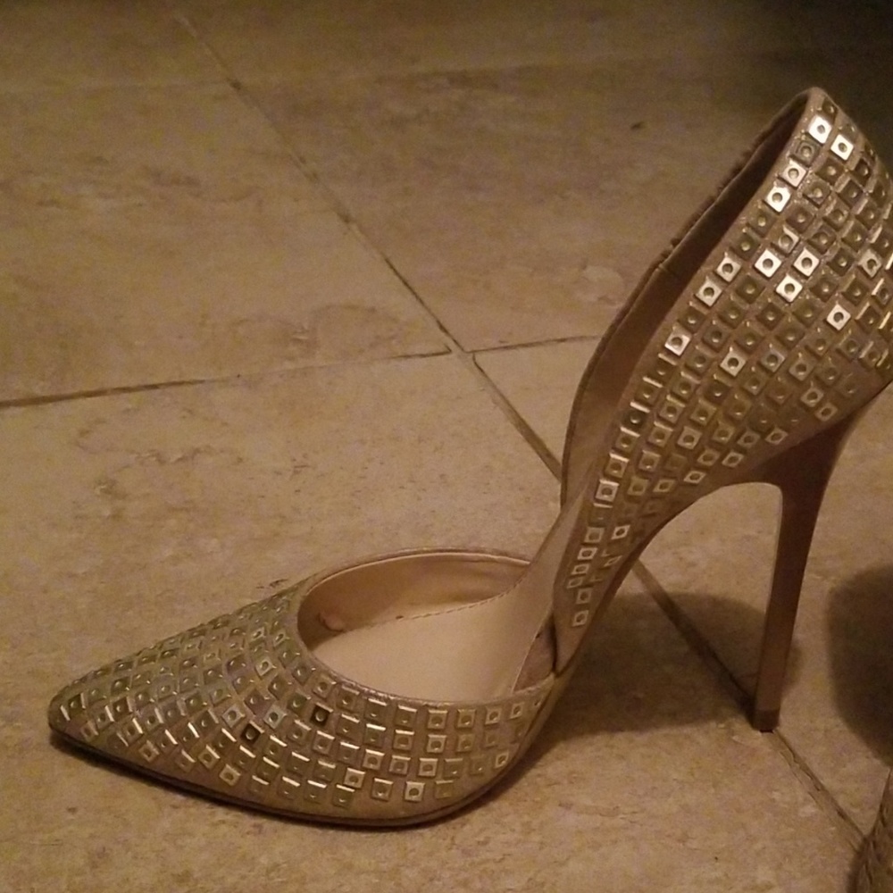 Size 7 Steve Madden gold shoes